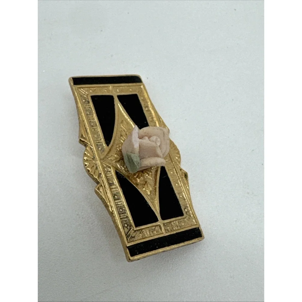 - Victoria Rose‎ oval Pin - Gold Tone with pink Ceramic rose